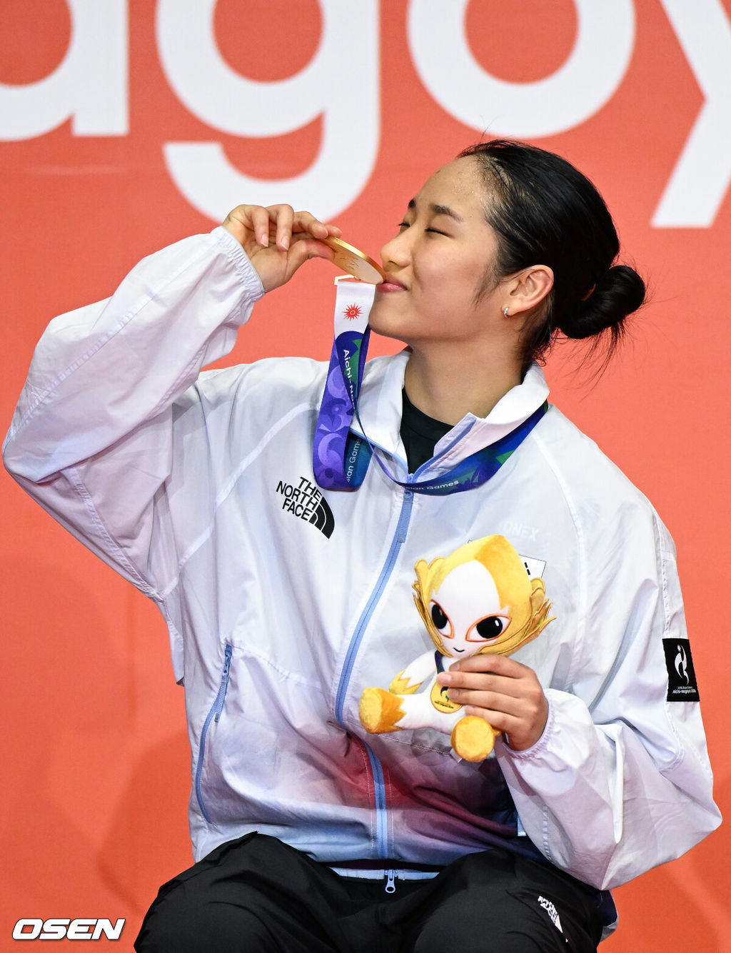 또 하나의 배드민턴 역사가 탄생했다. '셔틀콕 여제' 안세영(24, 삼성생명)이 최초의 아시안게임 여자 단식 2연패라는 대업을 이뤘다.안세영은 29일 일본 이치노미야 시립 체육관에서 열린 2026년 아이치·나고야 아시안게임 배드민턴 여자 단식 결승전에서 야마구치 아카네(일본·세계 3위)를 2-0(21-17 21-9)로 격파하고 금메달을 차지했다. 결승전마저 휴식시간 총 52분 만에 2-0 완승으로 끝내며 '퍼펙트 우승'을 완성했다.안세영이 금메달에 키스를 하고 있다.   2026.09.29 / soul1014@osen.co.kr