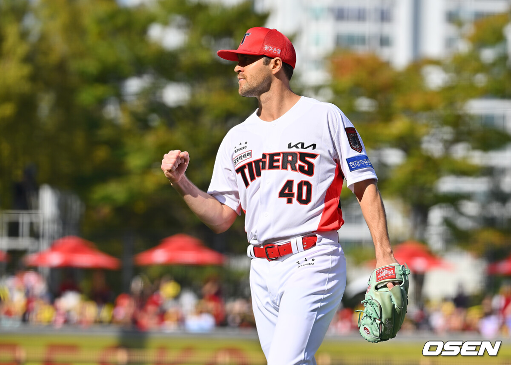 17일 광주-기아챔피언스필드에서 2026 신한 SOL KBO 리그 준플레이오프 KIA 타이거즈와 LG 트윈스의 1차전 경기가 열렸다.KIA는 올 시즌 79승 2무 63패 승률 .556 리그 3위를 기록했다. LG는 78승 1무 65패 승률 .545 리그 4위다. 상대전적에서는 KIA가 9승 7패로 앞선다. 가을야구 맞대결은 2016년 와일드카드 결정전 이후 10년 만이다.KIA 타이거즈 네일이 3회초 무사 1루 LG 트윈스 구본혁 타석때 2루 도루를 시도한 박동원을 잡고 포수 김태군을 보며 주먹을 불끈 쥐고 있다. 2026.10.17 / foto0307@osen.co.kr