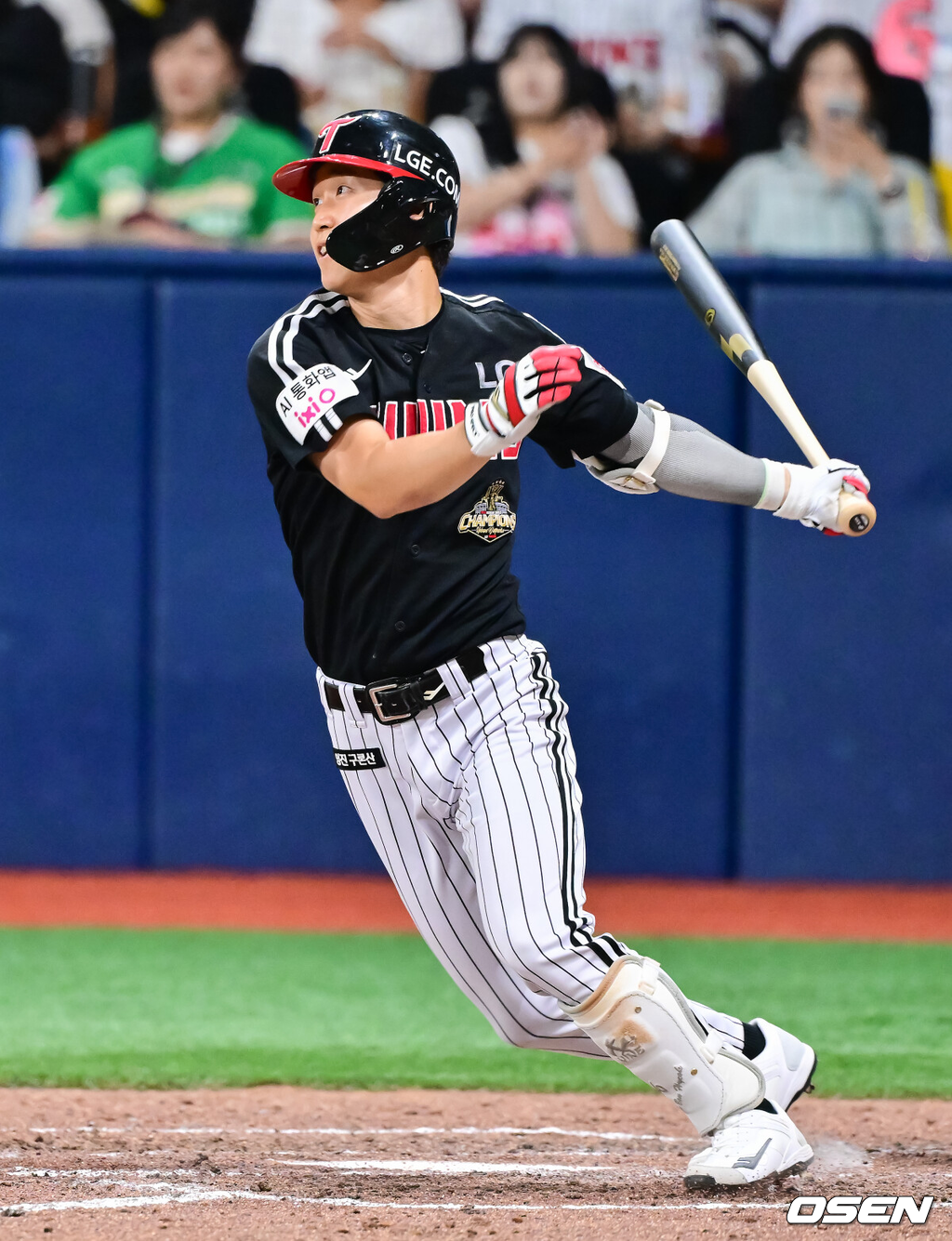 구본혁이 페이크 번트 앤 슬러시를 펼치고 있다. /OSEN DB