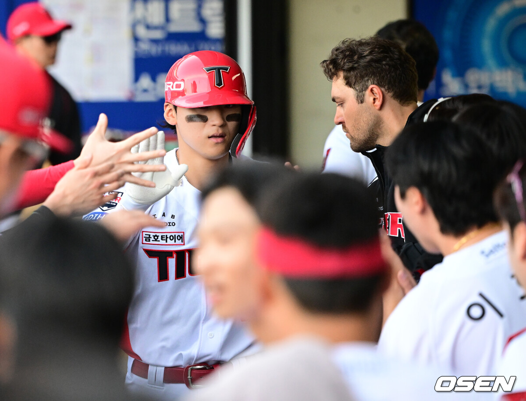 17일 광주-기아 챔피언스 필드에서 ‘2026 신한 SOL KBO 준플레이오프’ 1차전 KIA 타이거즈와 LG 트윈스의 경기가 열렸다.KIA는 올 시즌 79승 2무 63패 승률 .556 리그 3위를 기록했다. LG는 78승 1무 65패 승률 .545 리그 4위다. 상대전적에서는 KIA가 9승 7패로 앞선다. 가을야구 맞대결은 2016년 와일드카드 결정전 이후 10년 만이다.6회말 무사 1,3루에서 KIA 김도영이 1타점 희생플라이를 날리며 동료선수들과 기뻐하고 있다. 2026.10.17 / jpnews@osen.co.kr
