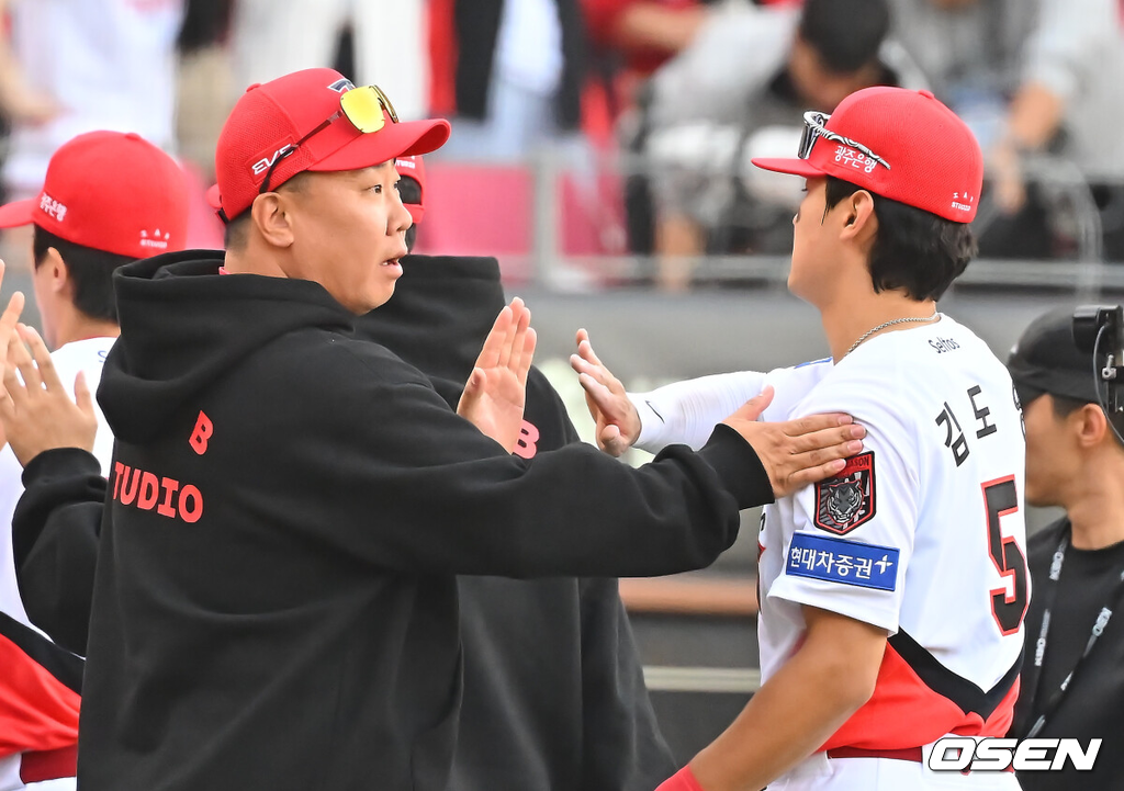17일 광주-기아챔피언스필드에서 2026 신한 SOL KBO 리그 준플레이오프 KIA 타이거즈와 LG 트윈스의 1차전 경기가 열렸다.KIA는 올 시즌 79승 2무 63패 승률 .556 리그 3위를 기록했다. LG는 78승 1무 65패 승률 .545 리그 4위다. 상대전적에서는 KIA가 9승 7패로 앞선다. 가을야구 맞대결은 2016년 와일드카드 결정전 이후 10년 만이다.KIA 타이거즈 이범호 감독이 LG 트윈스에 5-1로 승리한 후 김도영과 하이파이브를 하고 있다. 2026.10.17 / foto0307@osen.co.kr