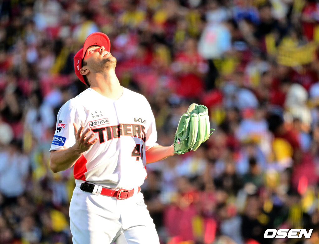 17일 광주-기아 챔피언스 필드에서 ‘2026 신한 SOL KBO 준플레이오프’ 1차전 KIA 타이거즈와 LG 트윈스의 경기가 열렸다.KIA는 올 시즌 79승 2무 63패 승률 .556 리그 3위를 기록했다. LG는 78승 1무 65패 승률 .545 리그 4위다. 상대전적에서는 KIA가 9승 7패로 앞선다. 가을야구 맞대결은 2016년 와일드카드 결정전 이후 10년 만이다.7회초 수비를 마친 KIA 네일이 더그아웃으로 향하며 세리머니를 하고 있다. 2026.10.17 / jpnews@osen.co.kr
