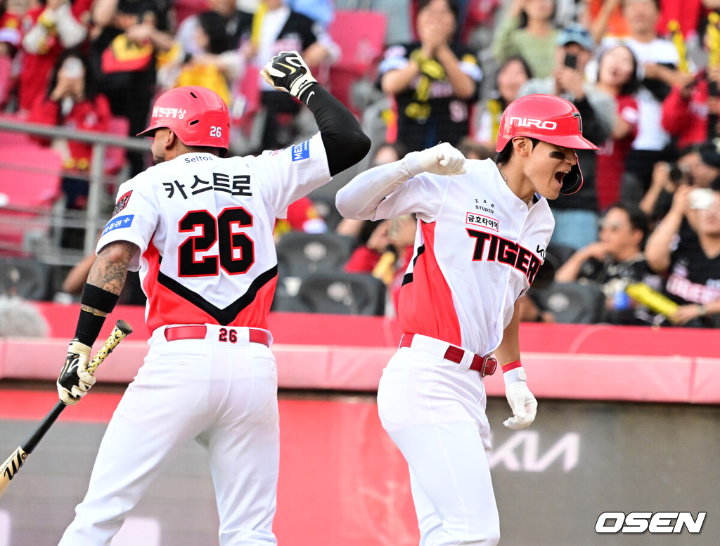 17일 광주-기아 챔피언스 필드에서 ‘2026 신한 SOL KBO 준플레이오프’ 1차전 KIA 타이거즈와 LG 트윈스의 경기가 열렸다.KIA는 올 시즌 79승 2무 63패 승률 .556 리그 3위를 기록했다. LG는 78승 1무 65패 승률 .545 리그 4위다. 상대전적에서는 KIA가 9승 7패로 앞선다. 가을야구 맞대결은 2016년 와일드카드 결정전 이후 10년 만이다.8회말 2사 1루에서 KIA 김도영이 중월 투런포를 날리며 카스트로와 기뻐하고 있다. 2026.10.17 / jpnews@osen.co.kr