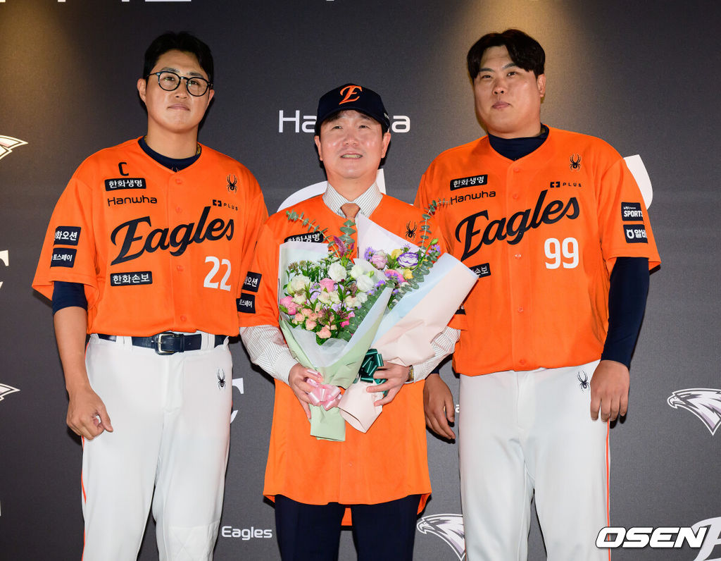 한화 이글스 류지현 감독 취임 기자회견이 16일 대전 한화생명볼파크에서 열렸다.한화는 지난 13일 제15대 신임 사령탑으로 류지현 야구 국가대표팀 감독을 선임했다. 계약 규모는 3년 총액 20억원이다.한화 류지현 감독이 채은성, 류현진과 포토타임을 하고 있다. 2026.10.16 / jpnews@osen.co.kr