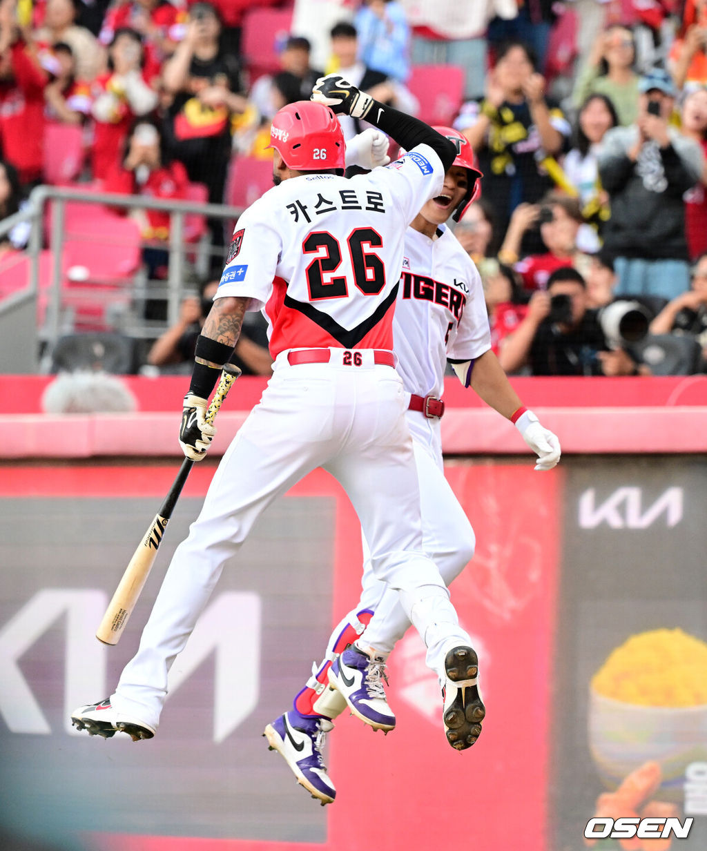 17일 광주-기아 챔피언스 필드에서 ‘2026 신한 SOL KBO 준플레이오프’ 1차전 KIA 타이거즈와 LG 트윈스의 경기가 열렸다.KIA는 올 시즌 79승 2무 63패 승률 .556 리그 3위를 기록했다. LG는 78승 1무 65패 승률 .545 리그 4위다. 상대전적에서는 KIA가 9승 7패로 앞선다. 가을야구 맞대결은 2016년 와일드카드 결정전 이후 10년 만이다.8회말 2사 1루에서 KIA 김도영이 중월 투런포를 날리며 카스트로와 기뻐하고 있다. 2026.10.17 / jpnews@osen.co.kr