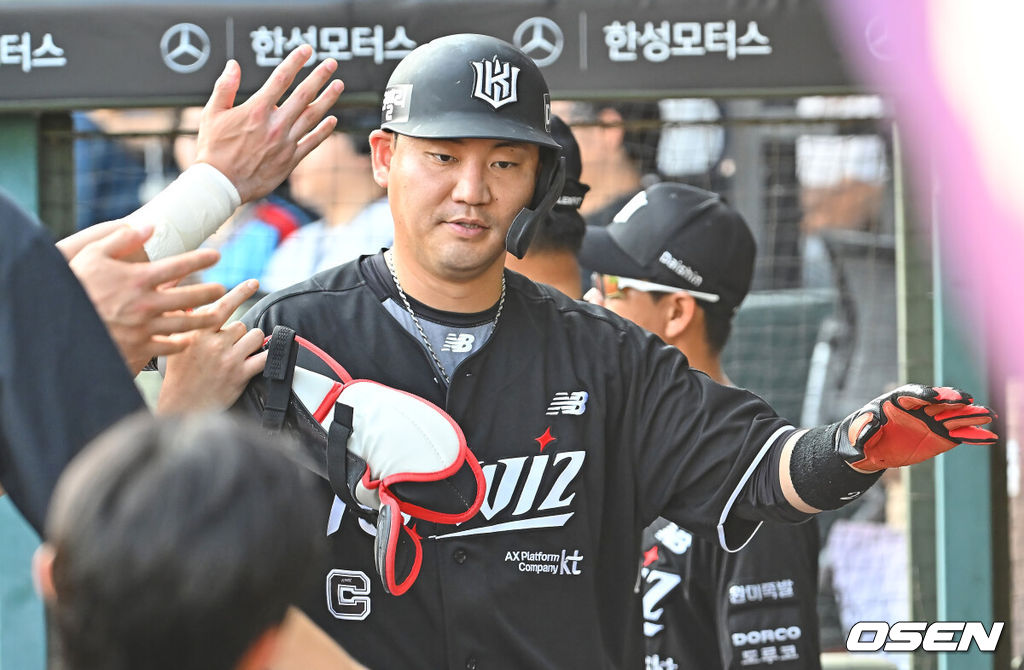 25일 부산 사직야구장에서 2026 신한 SOL KBO 리그 롯데 자이언츠와 KT 위즈의 경기가 열렸다. 홈팀 롯데는 김진욱이, 방문팀 KT는 소형준이 선발 출전했다.KT 위즈 장성우가 1회초 2사 1,2루 허경민의 좌익수 왼쪽 1타점 2루타때 득점을 올리고 하이파이브를 하고 있다. 2026.07.25 / foto0307@osen.co.kr