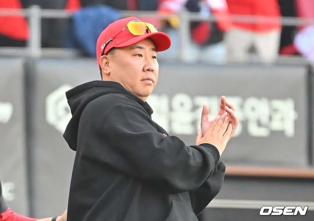 17일 광주-기아챔피언스필드에서 2026 신한 SOL KBO 리그 준플레이오프 KIA 타이거즈와 LG 트윈스의 1차전 경기가 열렸다.KIA는 올 시즌 79승 2무 63패 승률 .556 리그 3위를 기록했다. LG는 78승 1무 65패 승률 .545 리그 4위다. 상대전적에서는 KIA가 9승 7패로 앞선다. 가을야구 맞대결은 2016년 와일드카드 결정전 이후 10년 만이다.KIA 타이거즈 이범호 감독이 LG 트윈스에 5-1로 승리한 후 축하 박수를 보내고 있다. 2026.10.17 / foto0307@osen.co.kr
