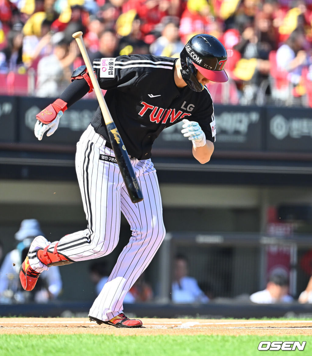 17일 광주-기아챔피언스필드에서 2026 신한 SOL KBO 리그 준플레이오프 KIA 타이거즈와 LG 트윈스의 1차전 경기가 열렸다. KIA는 올 시즌 79승 2무 63패 승률 .556 리그 3위를 기록했다. LG는 78승 1무 65패 승률 .545 리그 4위다. 상대전적에서는 KIA가 9승 7패로 앞선다. 가을야구 맞대결은 2016년 와일드카드 결정전 이후 10년 만이다.LG 트윈스 홍창기가 1회초 2루수 땅볼을 치고 아쉬워하고 있다. 2026.10.17 / foto0307@osen.co.kr