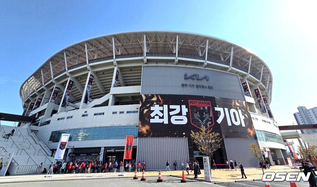 17일 광주-기아 챔피언스 필드에서 ‘2026 신한 SOL KBO 준플레이오프’ 1차전 KIA 타이거즈와 LG 트윈스의 경기가 열렸다.KIA는 올 시즌 79승 2무 63패 승률 .556 리그 3위를 기록했다. LG는 78승 1무 65패 승률 .545 리그 4위다. 상대전적에서는 KIA가 9승 7패로 앞선다. 가을야구 맞대결은 2016년 와일드카드 결정전 이후 10년 만이다.준플레이오프 1차전 앞둔 광주-KIA 챔피언스 필드. 2026.10.17 / jpnews@osen.co.kr