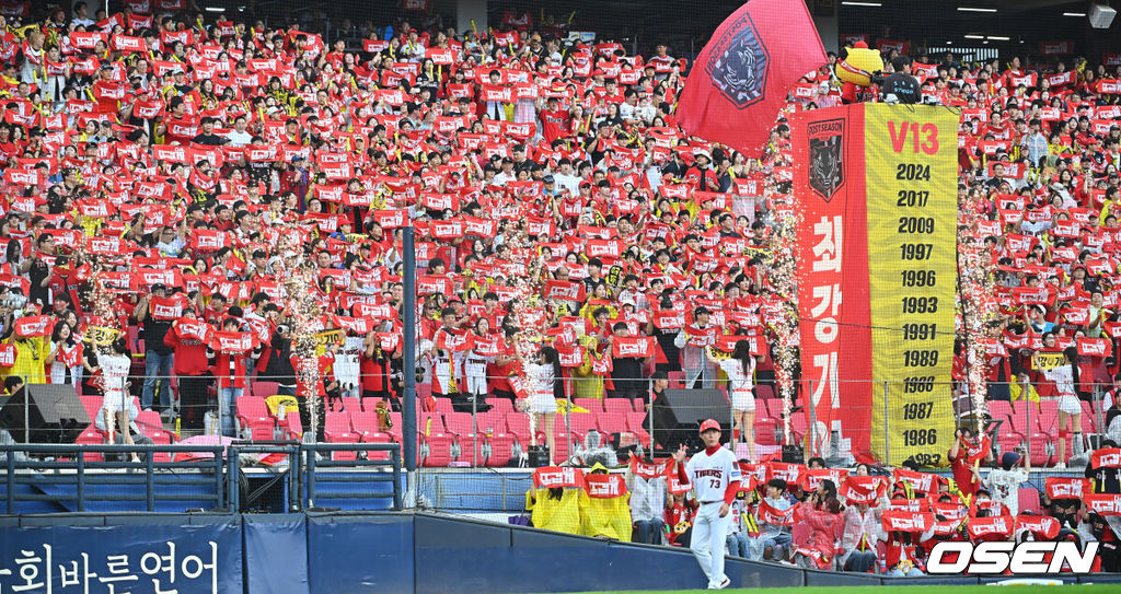 18일 광주-기아챔피언스필드에서 2026 신한 SOL KBO 준플레이오프 2차전 KIA 타이거즈와 LG 트윈스의 경기가 열렸다. 홈팀 KIA는 올러가, 방문팀 LG는 임찬규가 선발 출전했다.KIA 타이거즈 팬들이 응원을 하고 있다. 2026.10.18 / foto0307@osen.co.kr