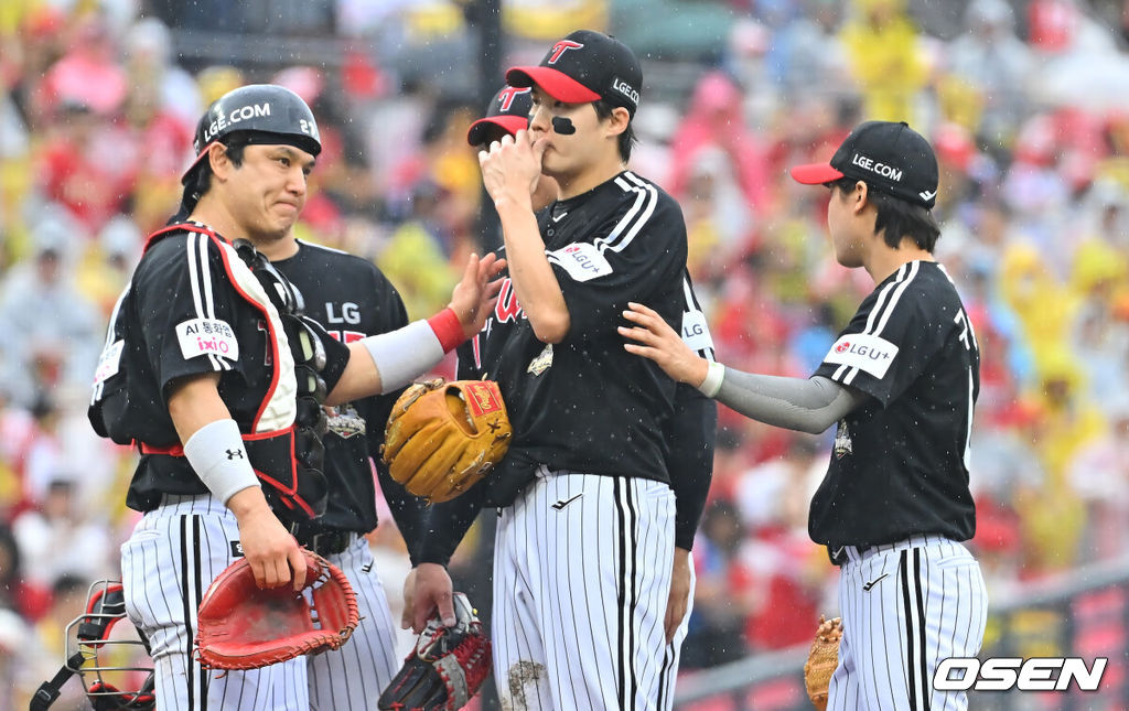 18일 광주-기아챔피언스필드에서 2026 신한 SOL KBO 준플레이오프 2차전 KIA 타이거즈와 LG 트윈스의 경기가 열렸다. 홈팀 KIA는 올러가, 방문팀 LG는 임찬규가 선발 출전했다.LG 트윈스 임찬규가 1회에만 5실점 후 교체되고 있다. 2026.10.18 / foto0307@osen.co.kr