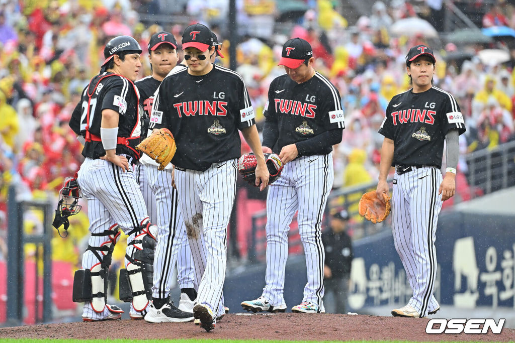 18일 광주-기아챔피언스필드에서 2026 신한 SOL KBO 준플레이오프 2차전 KIA 타이거즈와 LG 트윈스의 경기가 열렸다. 홈팀 KIA는 올러가, 방문팀 LG는 임찬규가 선발 출전했다.LG 트윈스 임찬규가 1회에만 5실점 후 교체되고 있다. 2026.10.18 / foto0307@osen.co.kr