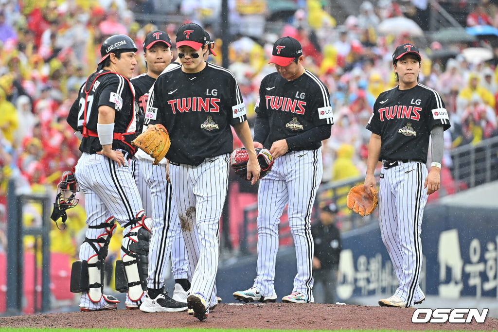 18일 광주-기아챔피언스필드에서 2026 신한 SOL KBO 준플레이오프 2차전 KIA 타이거즈와 LG 트윈스의 경기가 열렸다.홈팀 KIA는 올러가, 방문팀 LG는 임찬규가 선발 출전했다.LG 트윈스 임찬규가 1회에만 5실점 후 교체되고 있다. 2026.10.18 / foto0307@osen.co.kr