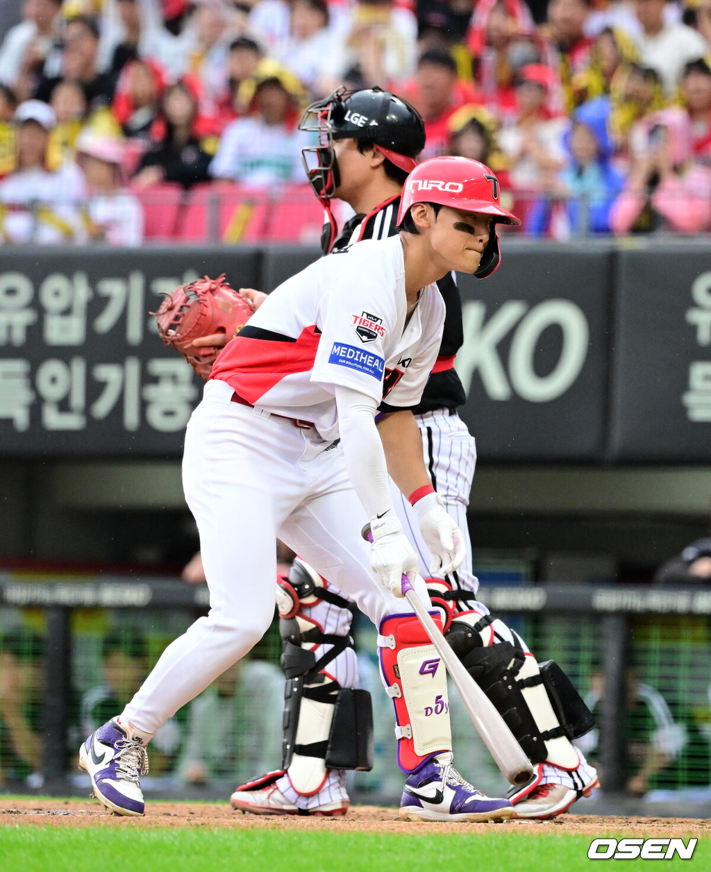 18일 광주-기아챔피언스필드에서 2026 신한 SOL KBO 준플레이오프 2차전 KIA 타이거즈와 LG 트윈스의 경기가 열렸다.홈팀 KIA는 올러가, 방문팀 LG는 임찬규가 선발 출전했다.1회초 1사 2루에서 KIA 김도영이 볼넷으로 출루하고 있다. 2026.10.18 / jpnews@osen.co.kr