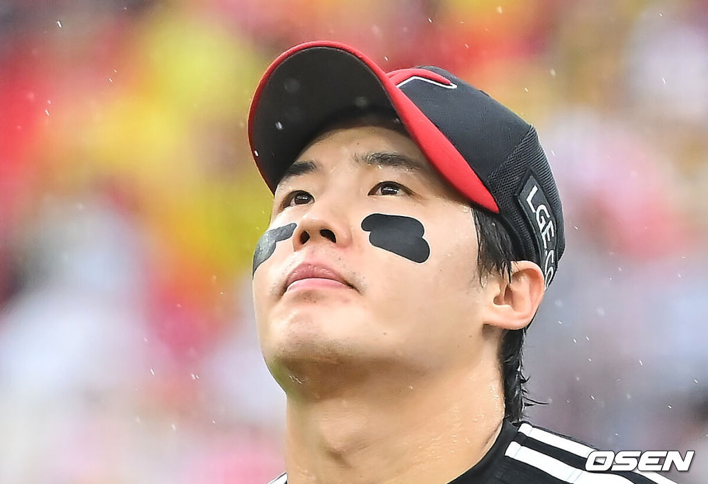 18일 광주-기아챔피언스필드에서 2026 신한 SOL KBO 준플레이오프 2차전 KIA 타이거즈와 LG 트윈스의 경기가 열렸다. 홈팀 KIA는 올러가, 방문팀 LG는 임찬규가 선발 출전했다.LG 트윈스 임찬규가 1회에만 5실점 후 교체되고 있다. 2026.10.18 / foto0307@osen.co.kr