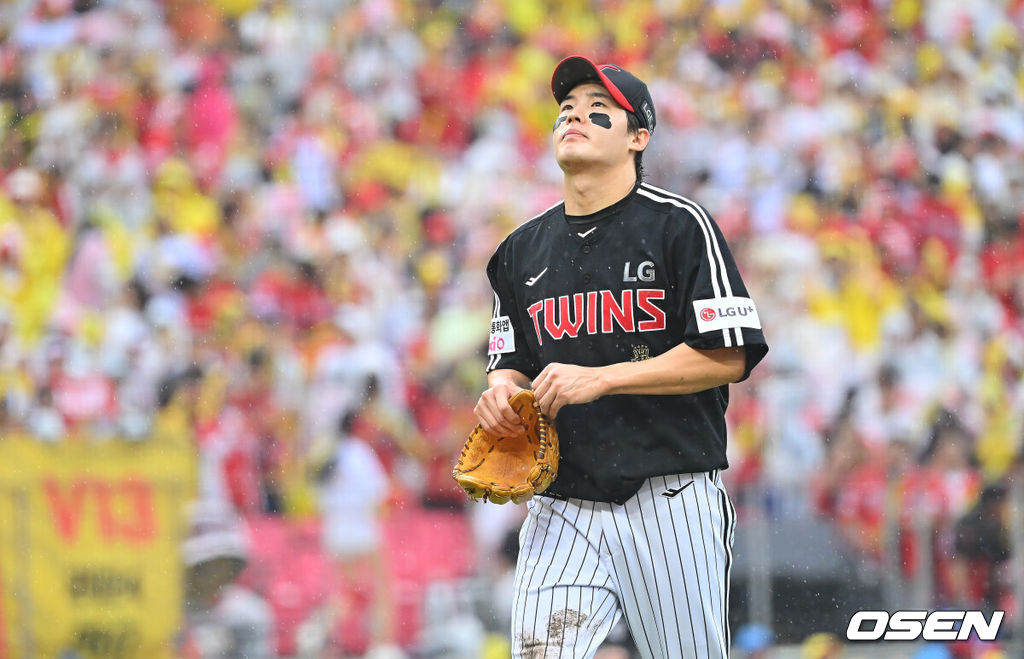 18일 광주-기아챔피언스필드에서 2026 신한 SOL KBO 준플레이오프 2차전 KIA 타이거즈와 LG 트윈스의 경기가 열렸다. 홈팀 KIA는 올러가, 방문팀 LG는 임찬규가 선발 출전했다.LG 트윈스 임찬규가 1회에만 5실점 후 교체되고 있다. 2026.10.18 / foto0307@osen.co.kr