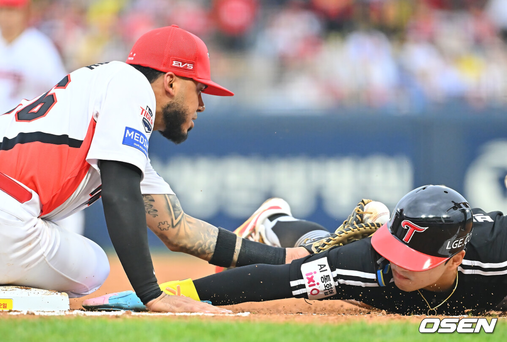 18일 광주-기아챔피언스필드에서 2026 신한 SOL KBO 준플레이오프 2차전 KIA 타이거즈와 LG 트윈스의 경기가 열렸다.홈팀 KIA는 올러가, 방문팀 LG는 임찬규가 선발 출전했다.LG 트윈스 박해민이 3회초 2사 1,2루 포수 견제에 걸려 아웃되고 있다. 2026.10.18 / foto0307@osen.co.kr