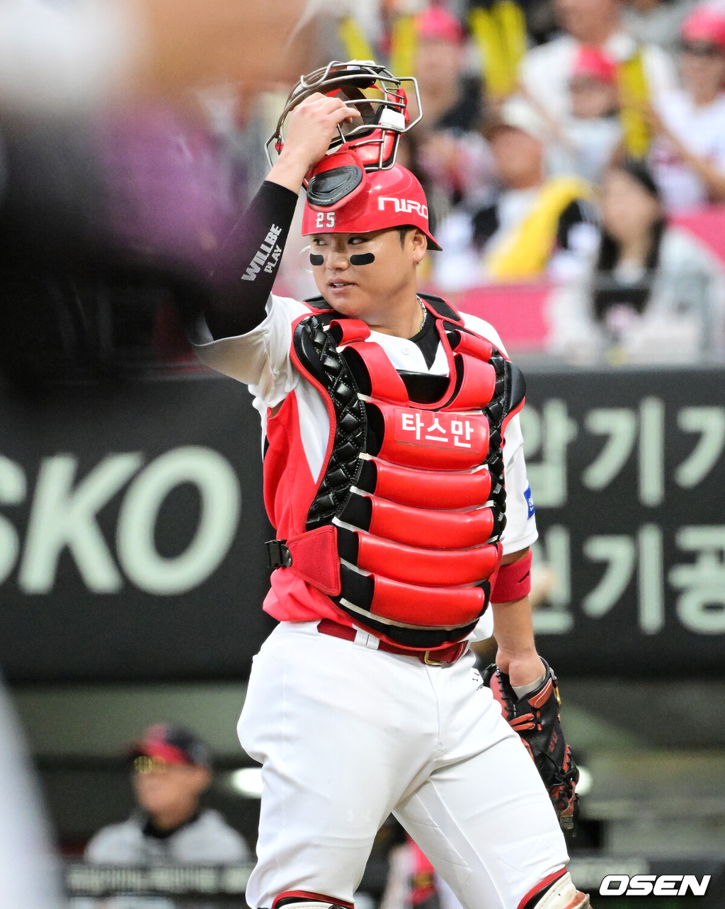 18일 광주-기아챔피언스필드에서 2026 신한 SOL KBO 준플레이오프 2차전 KIA 타이거즈와 LG 트윈스의 경기가 열렸다.홈팀 KIA는 올러가, 방문팀 LG는 임찬규가 선발 출전했다.3회초 2사 1,2루에서 KIA 한준수가 LG 1루주자 박해민을 견제 아웃 시키며 기뻐하고 있다. 2026.10.18 / jpnews@osen.co.kr
