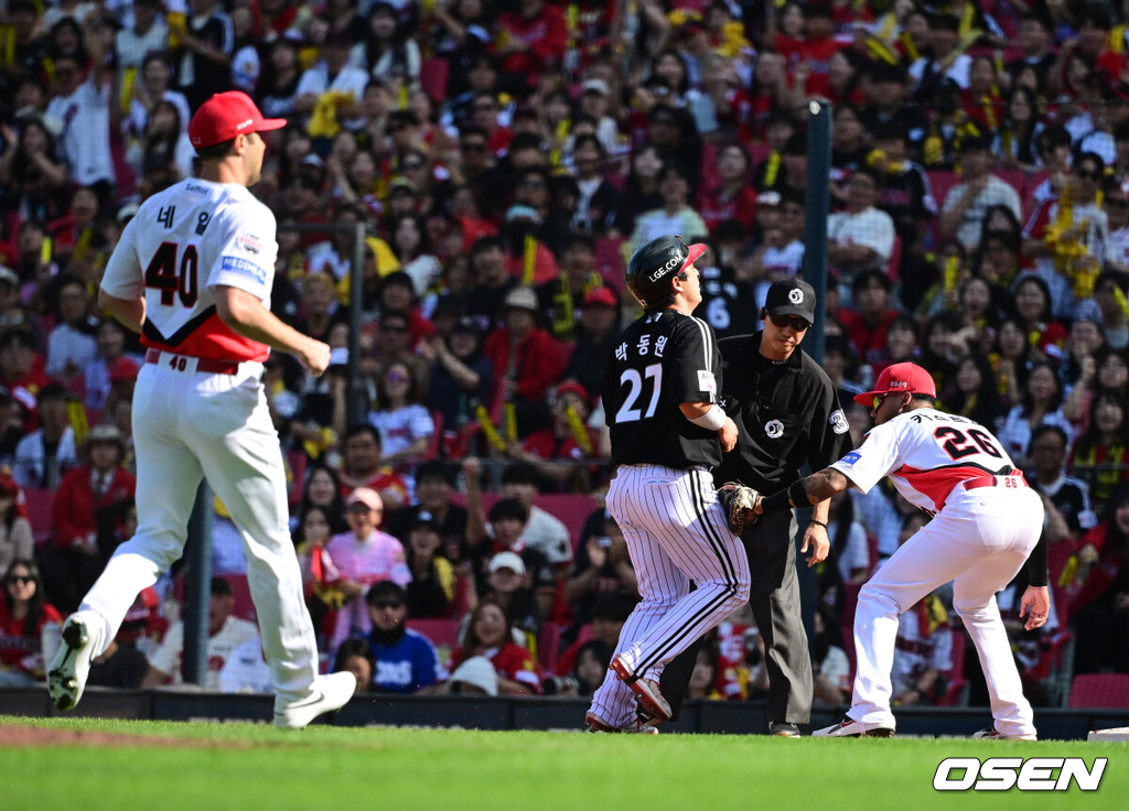 17일 광주-기아 챔피언스 필드에서 ‘2026 신한 SOL KBO 준플레이오프’ 1차전 KIA 타이거즈와 LG 트윈스의 경기가 열렸다.KIA는 올 시즌 79승 2무 63패 승률 .556 리그 3위를 기록했다. LG는 78승 1무 65패 승률 .545 리그 4위다. 상대전적에서는 KIA가 9승 7패로 앞선다. 가을야구 맞대결은 2016년 와일드카드 결정전 이후 10년 만이다.3회초 무사 1루에서 LG 1루주자 박동원이 도루에 실패하며 1루에서 아웃되고 있다. 2026.10.17 / jpnews@osen.co.kr