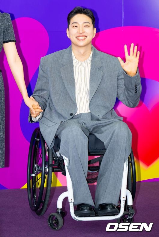17일 오전 서울 중구 서울특별시청에서 ‘2025 서울특별시 홍보대사 위촉식-서울, 빛으로 그리는 꿈 : 동행하는 서울의 빛’ 행사가 열렸다. 이날 위촉식에는 배우 김석훈, 유튜버 박위, 피아니스트 선우예권, 개그맨 엄지윤, 가수 송지은, 엔하이픈, 하츠투하츠가 참석했다. 가수 송지은, 유튜버 박위가 포즈를 취하고 있다. 2025.06.17 / ksl0919@osen.co.kr