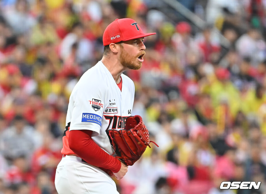 18일 광주-기아챔피언스필드에서 2026 신한 SOL KBO 준플레이오프 2차전 KIA 타이거즈와 LG 트윈스의 경기가 열렸다.홈팀 KIA는 올러가, 방문팀 LG는 임찬규가 선발 출전했다.KIA 타이거즈 올러가 6회초 2사 1루 LG 트윈스 이재원을 삼진으로 잡고 환호하고 있다. 2026.10.18 / foto0307@osen.co.kr