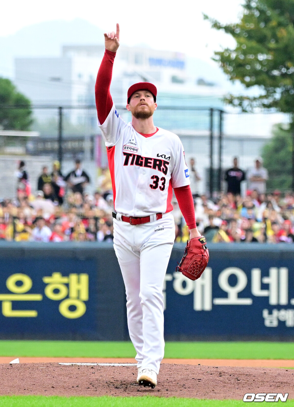 18일 광주-기아챔피언스필드에서 2026 신한 SOL KBO 준플레이오프 2차전 KIA 타이거즈와 LG 트윈스의 경기가 열렸다.홈팀 KIA는 올러가, 방문팀 LG는 임찬규가 선발 출전했다.1회초 2사에서 KIA 올러가 LG 오스틴을 3루 파울 플라이로 처리하고 있다. 2026.10.18 / jpnews@osen.co.kr