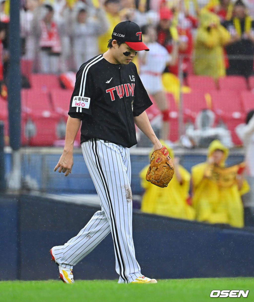 18일 광주-기아챔피언스필드에서 2026 신한 SOL KBO 준플레이오프 2차전 KIA 타이거즈와 LG 트윈스의 경기가 열렸다. 홈팀 KIA는 올러가, 방문팀 LG는 임찬규가 선발 출전했다.LG 트윈스 임찬규가 1회에 대량 실점을 하자 고개를 떨구고 있다. 2026.10.18 / foto0307@osen.co.kr
