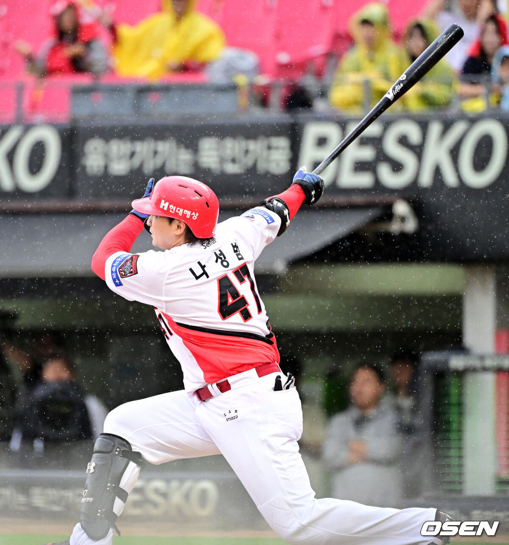 18일 광주-기아챔피언스필드에서 2026 신한 SOL KBO 준플레이오프 2차전 KIA 타이거즈와 LG 트윈스의 경기가 열렸다. 홈팀 KIA는 올러가, 방문팀 LG는 임찬규가 선발 출전했다.1회말 1사 1,3루에서 KIA 나성범이 1타점 적시 2루타를 날리고 있다. 2026.10.18 / jpnews@osen.co.kr