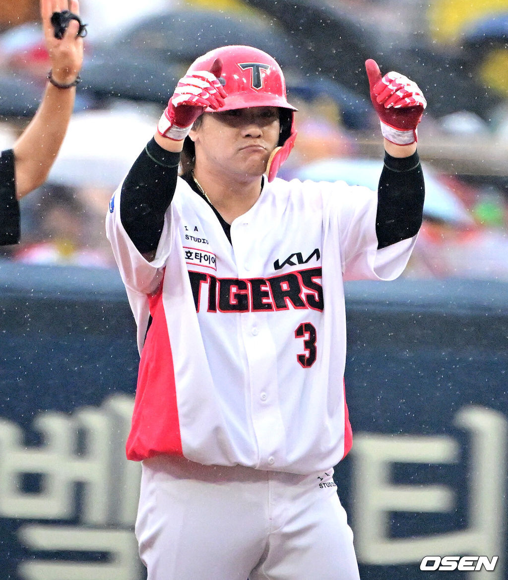 18일 광주-기아챔피언스필드에서 2026 신한 SOL KBO 준플레이오프 2차전 KIA 타이거즈와 LG 트윈스의 경기가 열렸다. 홈팀 KIA는 올러가, 방문팀 LG는 임찬규가 선발 출전했다.1회말 1사 2,3루에서 KIA 김선빈이 2타점 적시 2루타를 날리며 기뻐하고 있다. 2026.10.18 / jpnews@osen.co.kr