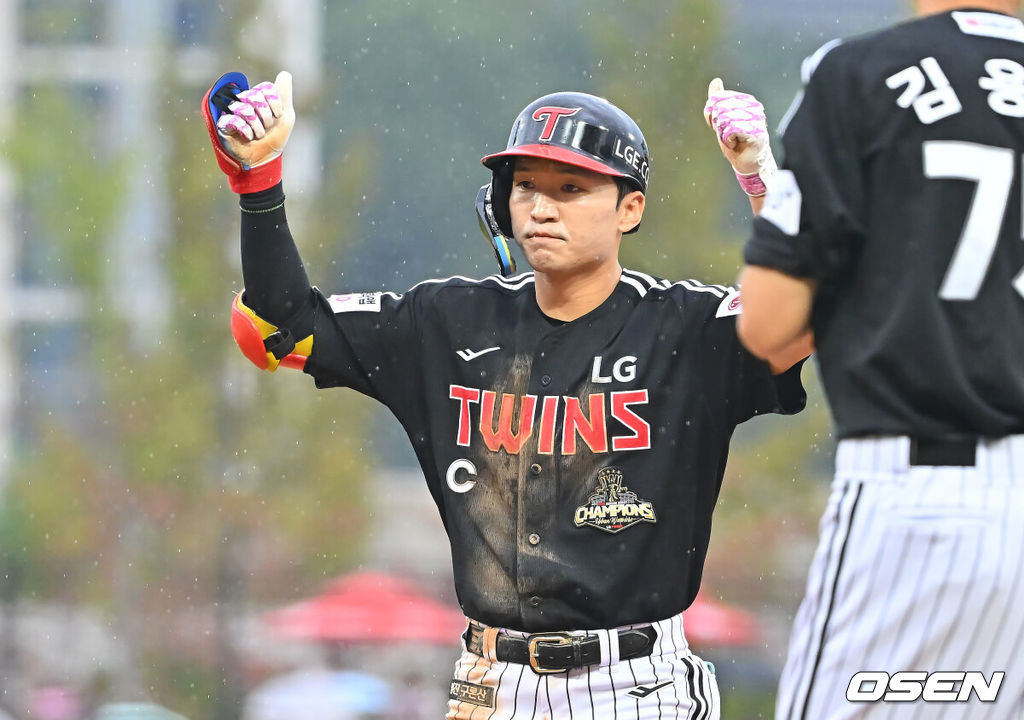 18일 광주-기아챔피언스필드에서 2026 신한 SOL KBO 준플레이오프 2차전 KIA 타이거즈와 LG 트윈스의 경기가 열렸다. 홈팀 KIA는 올러가, 방문팀 LG는 임찬규가 선발 출전했다.LG 트윈스 박해민이 5회초 2사 1,2루 중견수 오른쪽 앞 1타점 안타를 치고 세리머니를 하고 있다. 2026.10.18 / foto0307@osen.co.kr