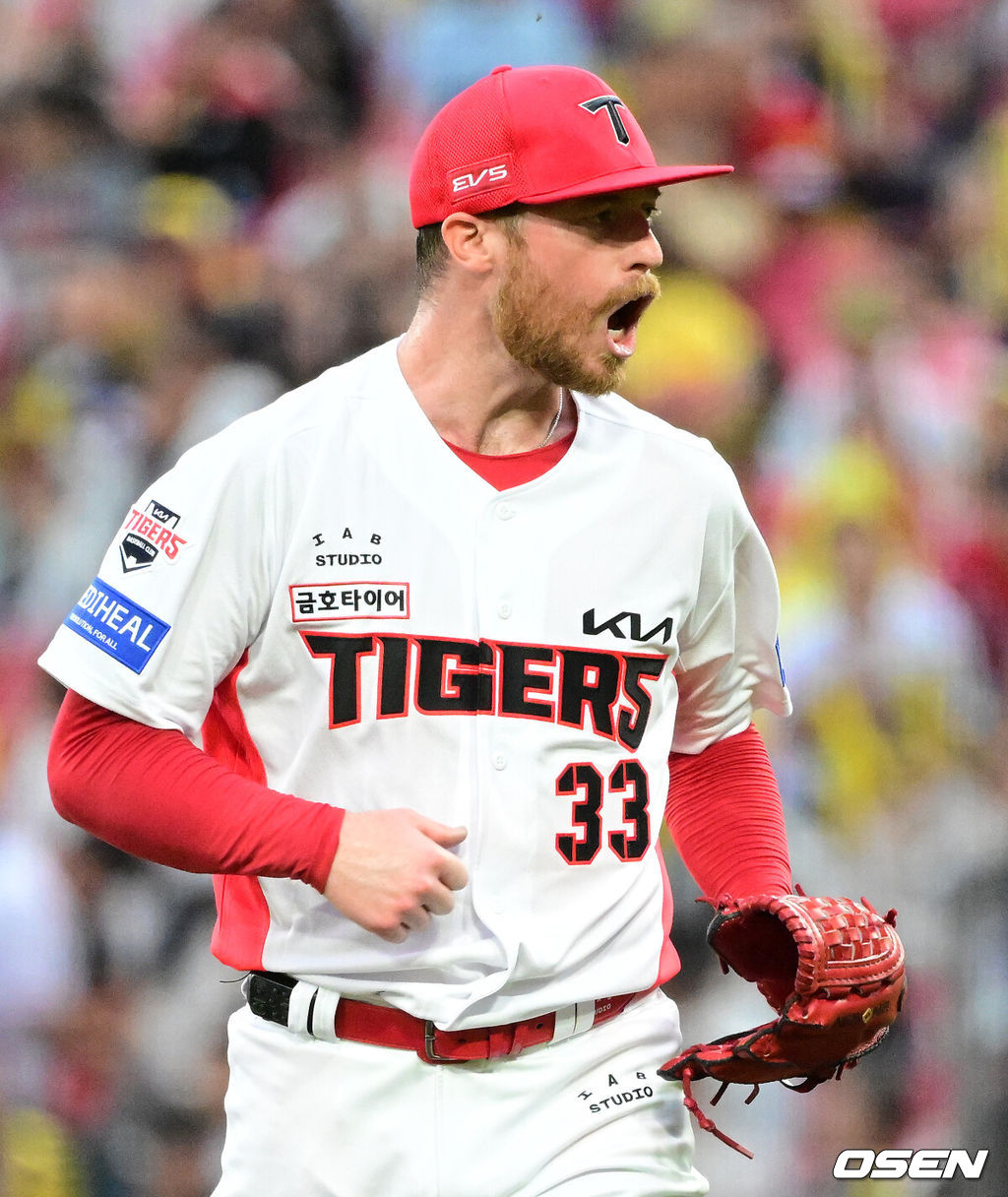 18일 광주-기아챔피언스필드에서 2026 신한 SOL KBO 준플레이오프 2차전 KIA 타이거즈와 LG 트윈스의 경기가 열렸다. 홈팀 KIA는 올러가, 방문팀 LG는 임찬규가 선발 출전했다.6회초 2사 1루에서 KIA 올러가 LG 이재원을 삼진 처리하며 기뻐하고 있다. 2026.10.18 / jpnews@osen.co.kr
