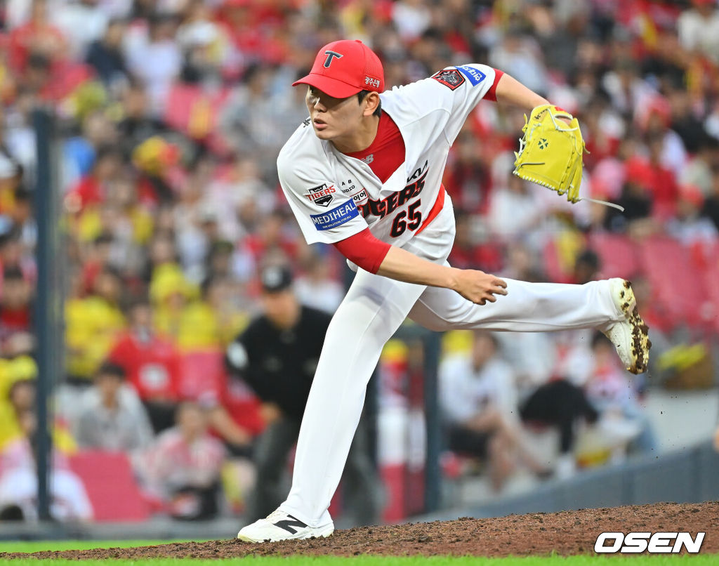 18일 광주-기아챔피언스필드에서 2026 신한 SOL KBO 준플레이오프 2차전 KIA 타이거즈와 LG 트윈스의 경기가 열렸다. 홈팀 KIA는 올러가, 방문팀 LG는 임찬규가 선발 출전했다.KIA 타이거즈 성영탁이 역투하고 있다. 2026.10.18 / foto0307@osen.co.kr