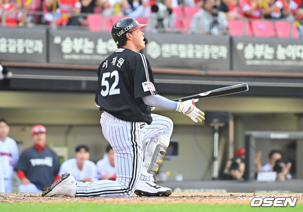 17일 광주-기아챔피언스필드에서 2026 신한 SOL KBO 리그 준플레이오프 KIA 타이거즈와 LG 트윈스의 1차전 경기가 열렸다. KIA는 올 시즌 79승 2무 63패 승률 .556 리그 3위를 기록했다. LG는 78승 1무 65패 승률 .545 리그 4위다. 상대전적에서는 KIA가 9승 7패로 앞선다. 가을야구 맞대결은 2016년 와일드카드 결정전 이후 10년 만이다.LG 트윈스 이재원이 삼진 아웃을 당하고 아쉬워하고 있다. 2026.10.17 / foto0307@osen.co.kr