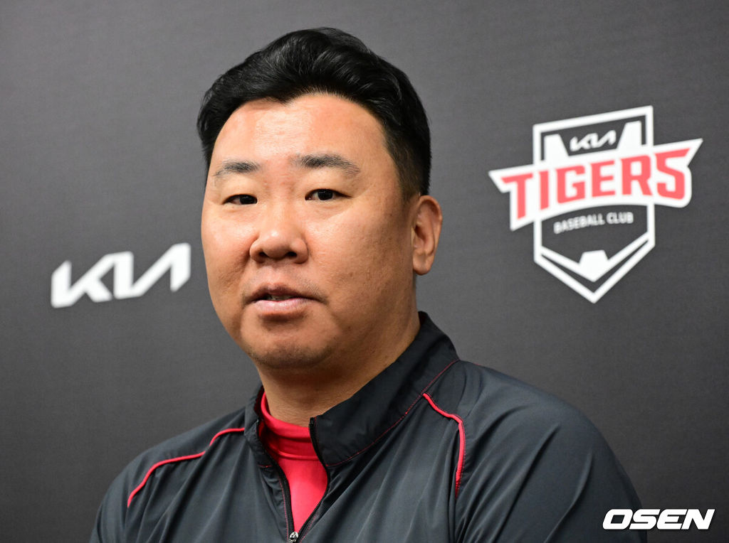 18일 광주-기아챔피언스필드에서 2026 신한 SOL KBO 준플레이오프 2차전 KIA 타이거즈와 LG 트윈스의 경기가 열렸다. 홈팀 KIA는 올러가, 방문팀 LG는 임찬규가 선발 출전했다.경기에 앞서 KIA 이범호 감독이 인터뷰를 하고 있다. 2026.10.18 / jpnews@osen.co.kr