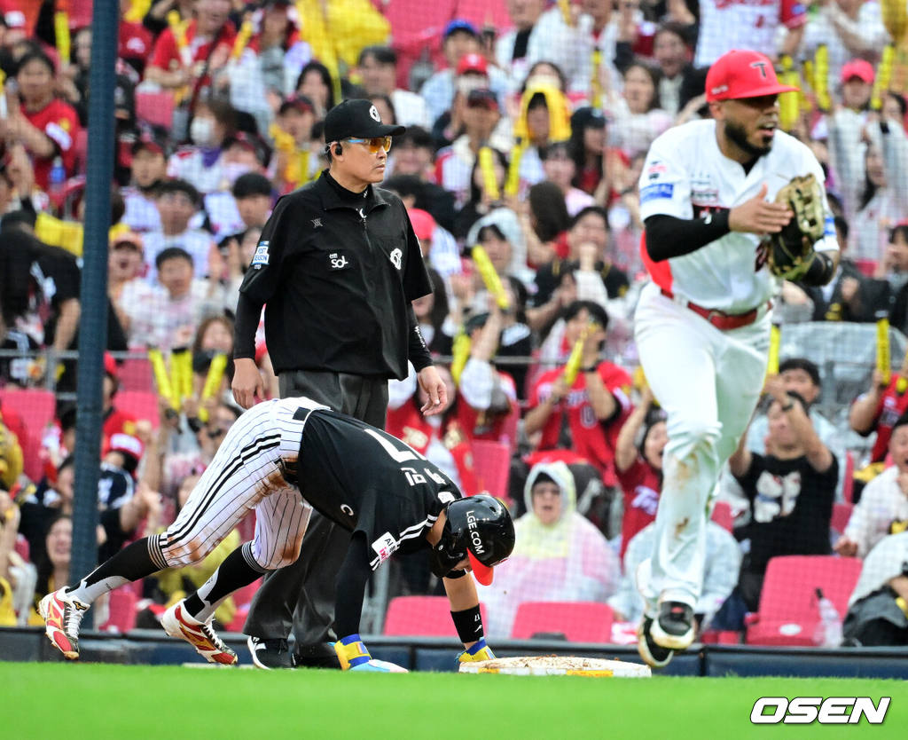 18일 광주-기아챔피언스필드에서 2026 신한 SOL KBO 준플레이오프 2차전 KIA 타이거즈와 LG 트윈스의 경기가 열렸다.홈팀 KIA는 올러가, 방문팀 LG는 임찬규가 선발 출전했다.3회초 2사 1,2루에서 LG 박해민이 KIA 카스트로 견제사를 당하며 아쉬워하고 있다. 2026.10.18 / jpnews@osen.co.kr