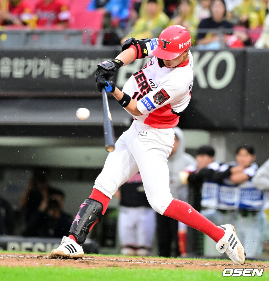 18일 광주-기아챔피언스필드에서 2026 신한 SOL KBO 준플레이오프 2차전 KIA 타이거즈와 LG 트윈스의 경기가 열렸다. 홈팀 KIA는 올러가, 방문팀 LG는 임찬규가 선발 출전했다.7회말 무사에서 KIA 박재현이 좌익선상 2루타를 날리고 있다. 2026.10.18 / jpnews@osen.co.kr