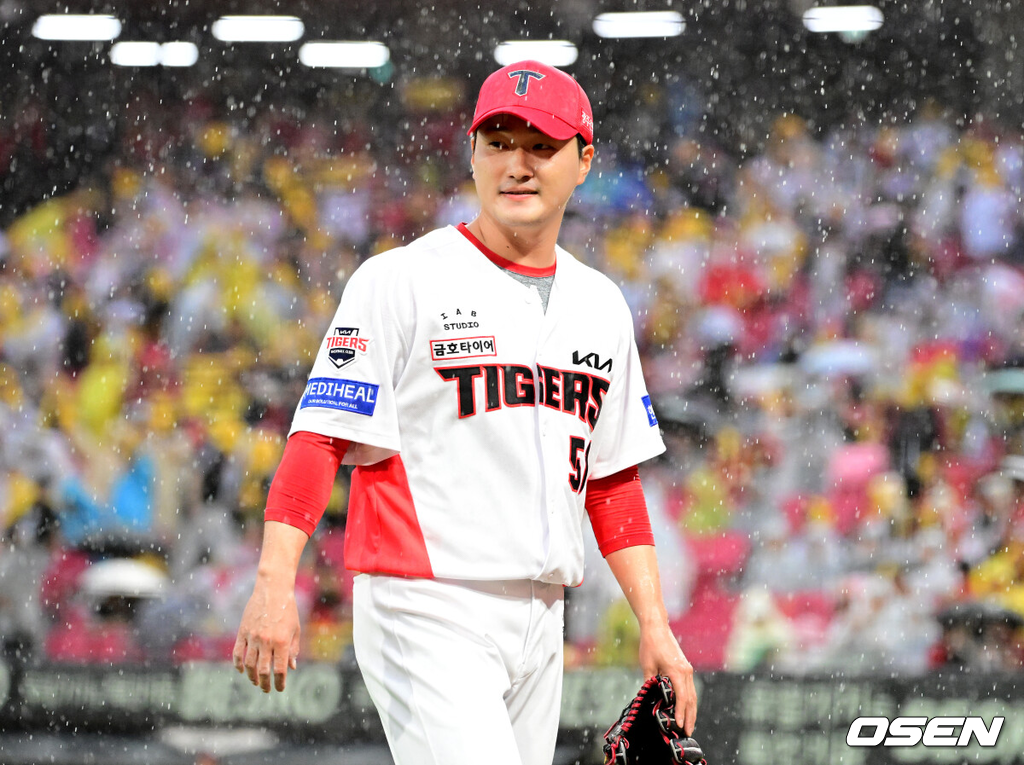 18일 광주-기아챔피언스필드에서 2026 신한 SOL KBO 준플레이오프 2차전 KIA 타이거즈와 LG 트윈스의 경기가 열렸다.홈팀 KIA는 올러가, 방문팀 LG는 임찬규가 선발 출전했다.8회초 2사 1,2루에서 마운드에 오른 KIA 전상현이 LG 이재원을 삼진 처리하며 기뻐하고 있다. 2026.10.18 / jpnews@osen.co.kr