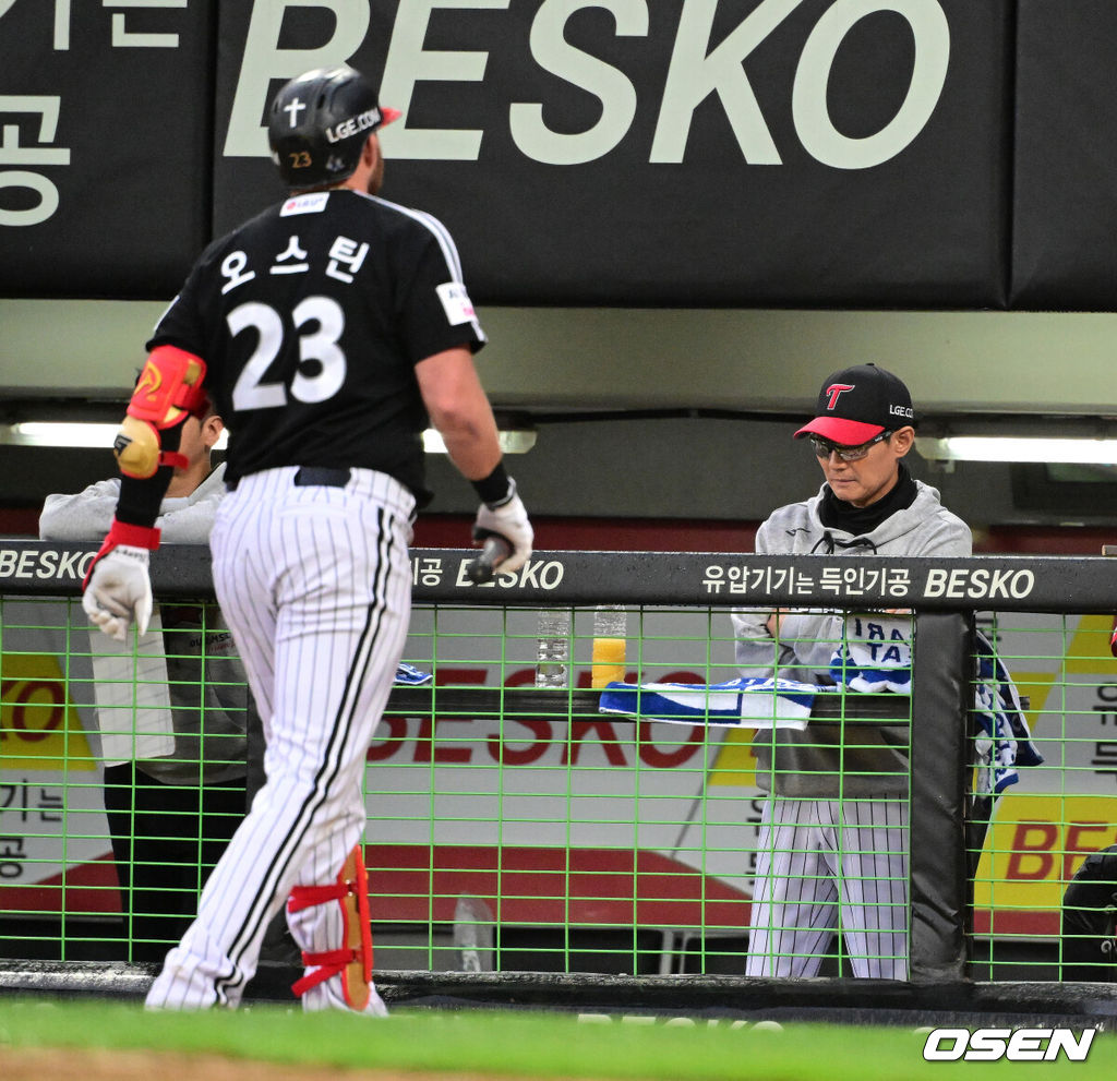 18일 광주-기아챔피언스필드에서 2026 신한 SOL KBO 준플레이오프 2차전 KIA 타이거즈와 LG 트윈스의 경기가 열렸다. 홈팀 KIA는 올러가, 방문팀 LG는 임찬규가 선발 출전했다.6회초 무사에서 LG 염경엽 감독이 오스틴의 삼진에 고개를 떨구고 있다. 2026.10.18 / jpnews@osen.co.kr