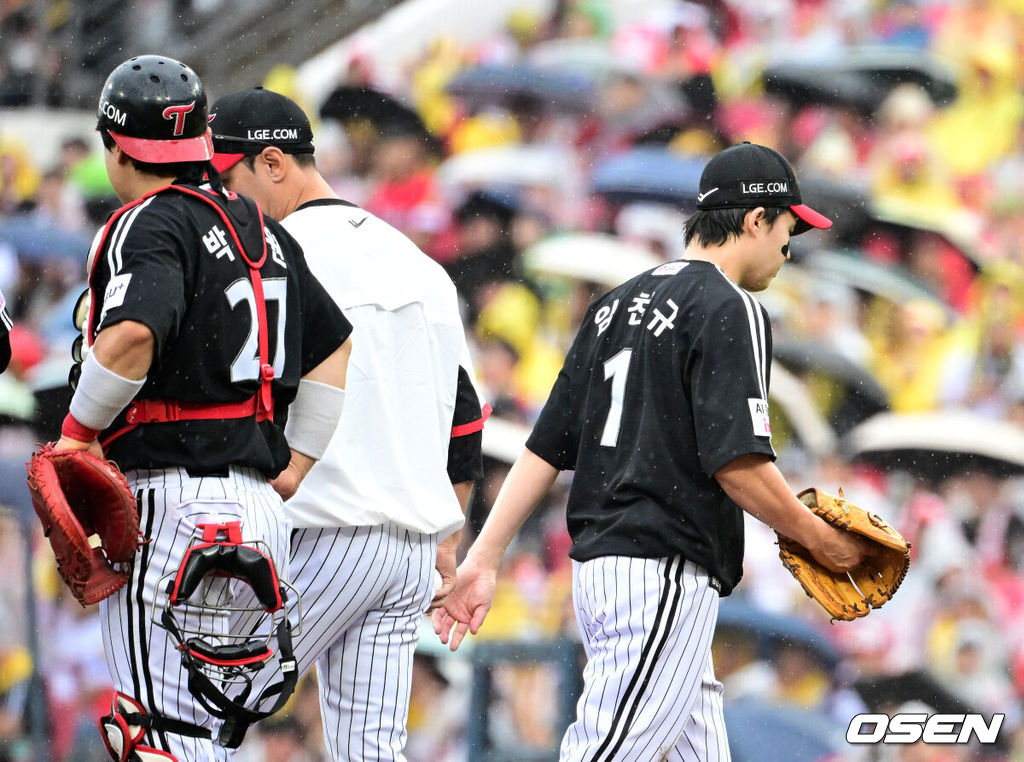 18일 광주-기아챔피언스필드에서 2026 신한 SOL KBO 준플레이오프 2차전 KIA 타이거즈와 LG 트윈스의 경기가 열렸다. 홈팀 KIA는 올러가, 방문팀 LG는 임찬규가 선발 출전했다.1회말 1사 1,3루에서 LG 임찬규가 교체되고 있다. 2026.10.18 / jpnews@osen.co.kr
