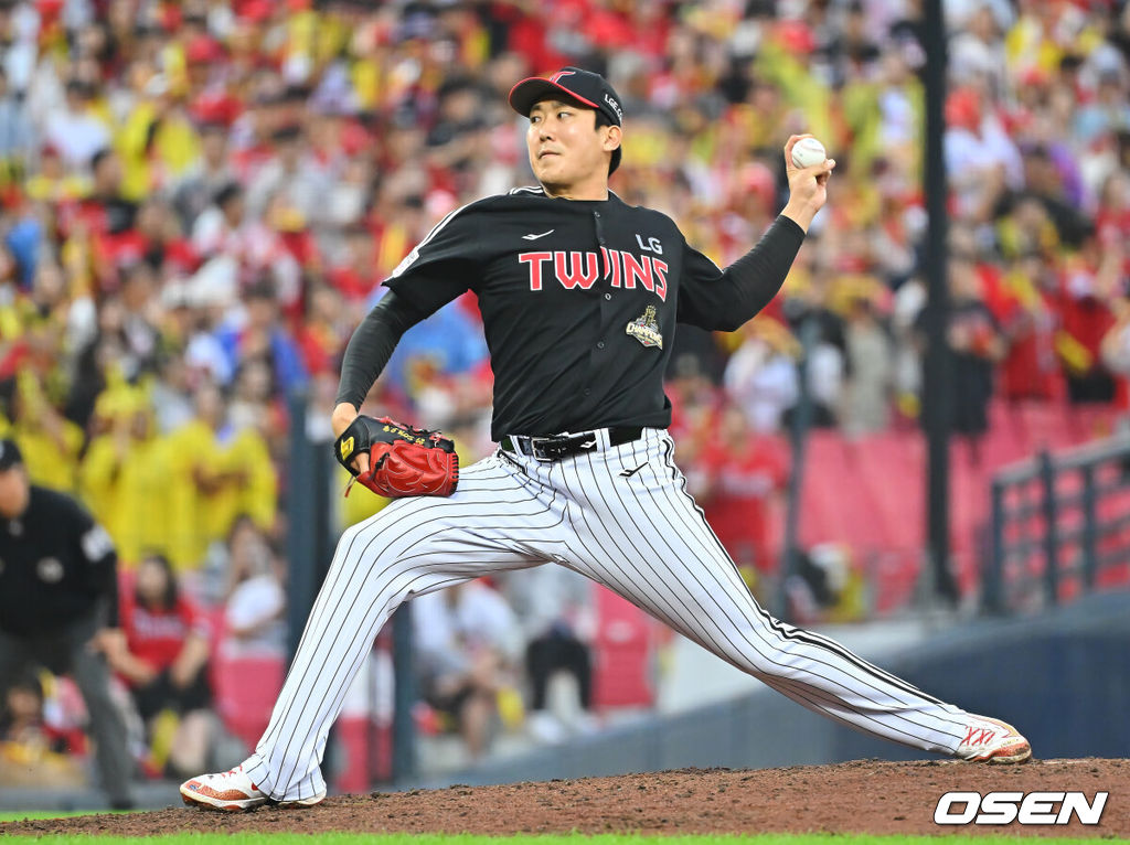 18일 광주-기아챔피언스필드에서 2026 신한 SOL KBO 준플레이오프 2차전 KIA 타이거즈와 LG 트윈스의 경기가 열렸다. 홈팀 KIA는 올러가, 방문팀 LG는 임찬규가 선발 출전했다.LG 트윈스 손주영이 역투하고 있다. 2026.10.18 / foto0307@osen.co.kr