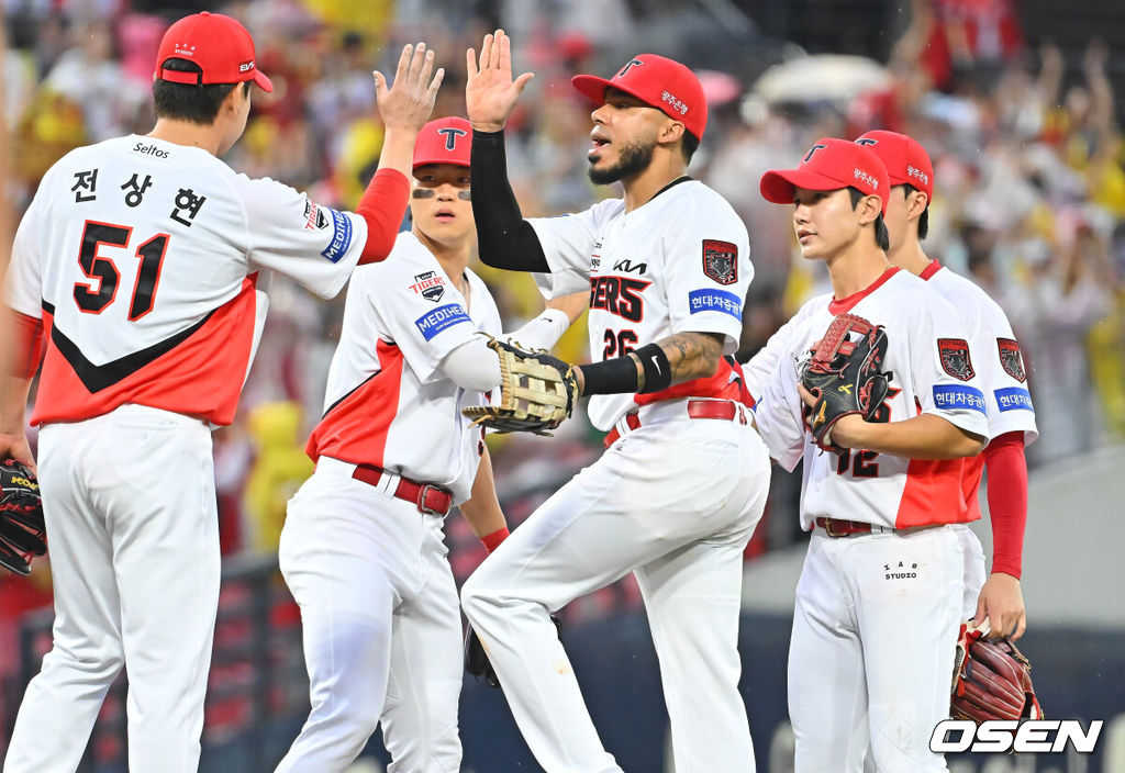 18일 광주-기아챔피언스필드에서 2026 신한 SOL KBO 준플레이오프 2차전 KIA 타이거즈와 LG 트윈스의 경기가 열렸다. 홈팀 KIA는 올러가, 방문팀 LG는 임찬규가 선발 출전했다.KIA 타이거즈 선수들이 2차전에서 6-3으로 승리한 후 기뻐하고 있다. 2026.10.18 / foto0307@osen.co.kr