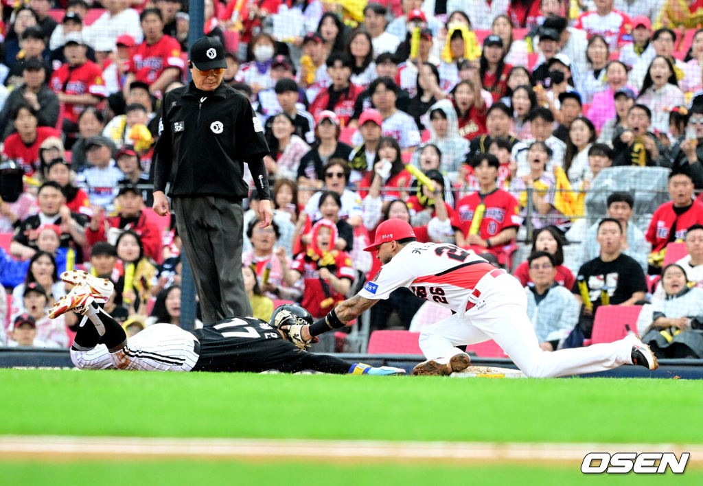 18일 광주-기아챔피언스필드에서 2026 신한 SOL KBO 준플레이오프 2차전 KIA 타이거즈와 LG 트윈스의 경기가 열렸다.홈팀 KIA는 올러가, 방문팀 LG는 임찬규가 선발 출전했다.3회초 2사 1,2루에서 LG 박해민이 KIA 카스트로 견제사를 당하며 아쉬워하고 있다. 2026.10.18 / jpnews@osen.co.kr