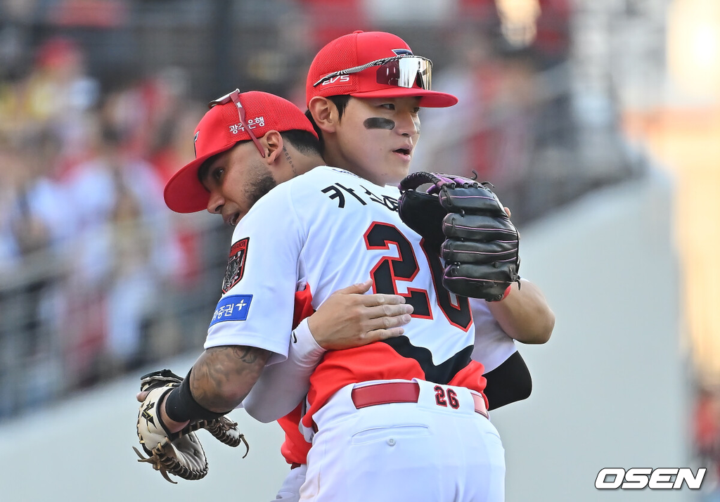 17일 광주-기아챔피언스필드에서 2026 신한 SOL KBO 리그 준플레이오프 KIA 타이거즈와 LG 트윈스의 1차전 경기가 열렸다.KIA는 올 시즌 79승 2무 63패 승률 .556 리그 3위를 기록했다. LG는 78승 1무 65패 승률 .545 리그 4위다. 상대전적에서는 KIA가 9승 7패로 앞선다. 가을야구 맞대결은 2016년 와일드카드 결정전 이후 10년 만이다.KIA 타이거즈 김도영이 5-1로 승리한 후 카스트로와 기쁨을 나누고 있다. 2026.10.17 / foto0307@osen.co.kr