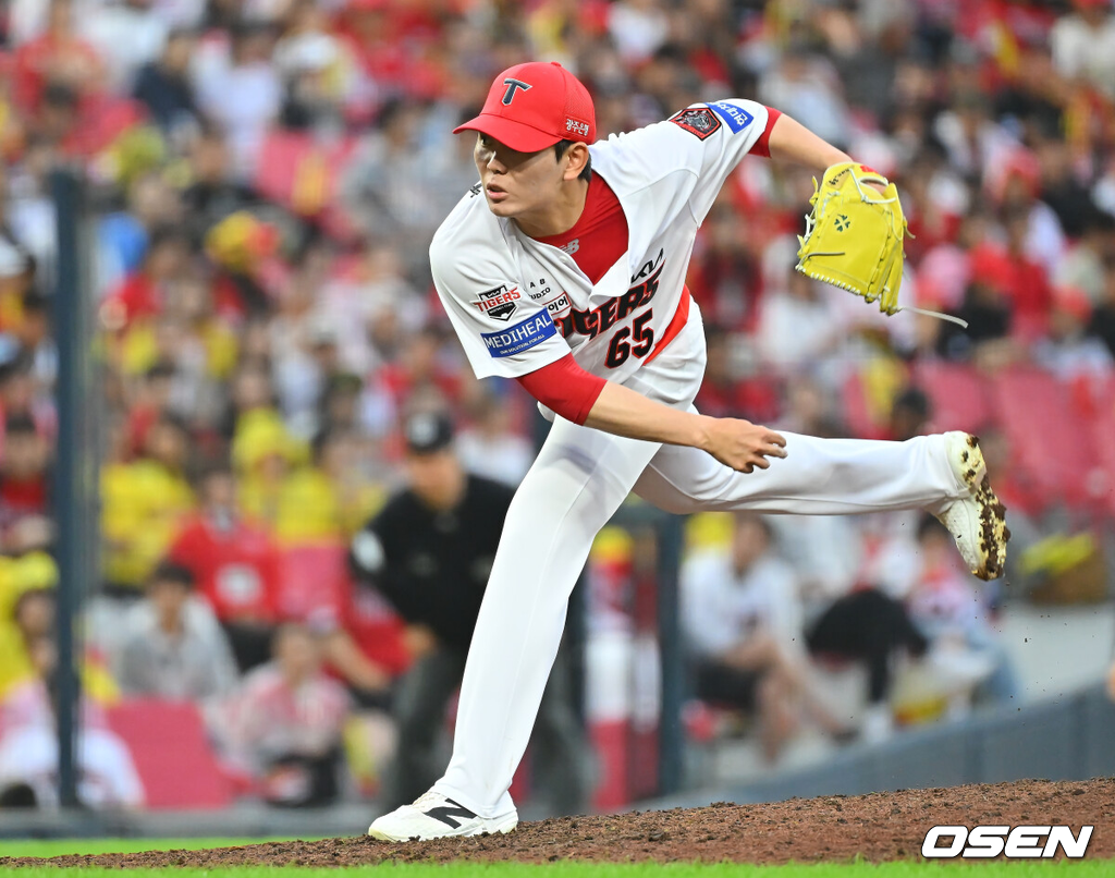 18일 광주-기아챔피언스필드에서 2026 신한 SOL KBO 준플레이오프 2차전 KIA 타이거즈와 LG 트윈스의 경기가 열렸다.홈팀 KIA는 올러가, 방문팀 LG는 임찬규가 선발 출전했다.KIA 타이거즈 성영탁이 역투하고 있다. 2026.10.18 / foto0307@osen.co.kr