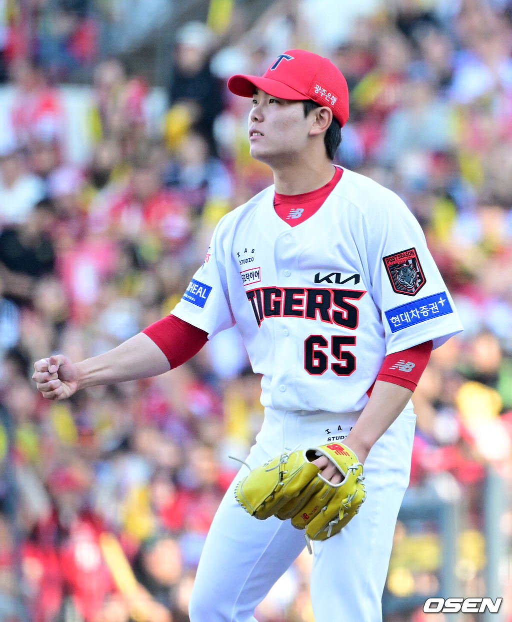 17일 광주-기아 챔피언스 필드에서 ‘2026 신한 SOL KBO 준플레이오프’ 1차전 KIA 타이거즈와 LG 트윈스의 경기가 열렸다.KIA는 올 시즌 79승 2무 63패 승률 .556 리그 3위를 기록했다. LG는 78승 1무 65패 승률 .545 리그 4위다. 상대전적에서는 KIA가 9승 7패로 앞선다. 가을야구 맞대결은 2016년 와일드카드 결정전 이후 10년 만이다.8회초 1사에서 KIA 성영탁이 LG 이재원을 삼진 처리하며 기뻐하고 있다. 2026.10.17 / jpnews@osen.co.kr