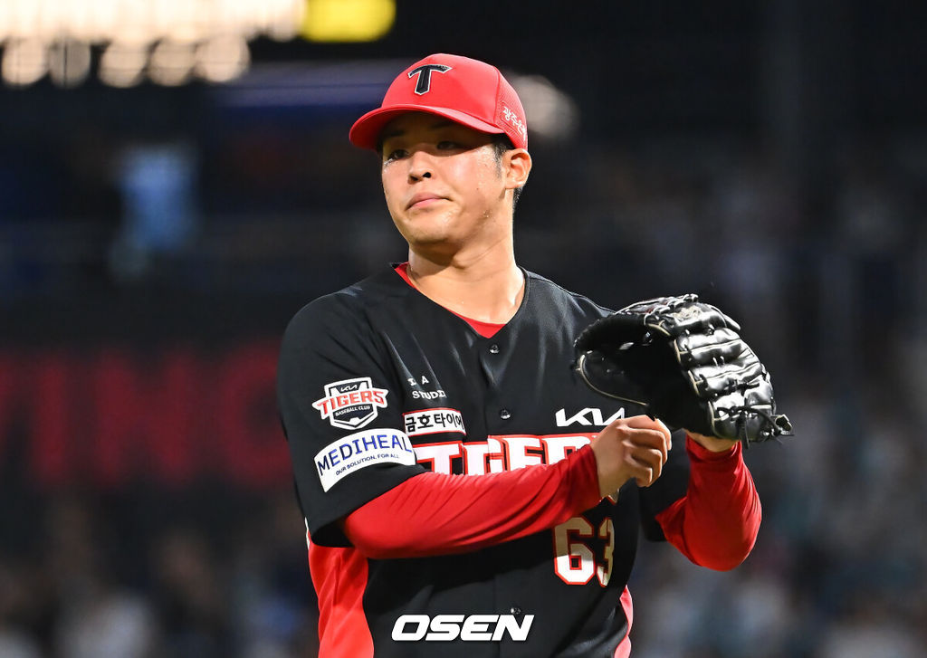 2일 창원NC파크에서 2026 신한 SOL KBO 리그 NC 다이노스와 KIA 타이거즈의 경기가 열렸다. 홈팀 NC는 토다가, 방문팀 KIA는 시라카와가 선발 출전했다. KIA 타이거즈 선발투수 시라카와가 3회말 수비를 무실점으로 막고 더그아웃으로 들어가고 있다. 2026.09.02 / foto0307@osen.co.kr
