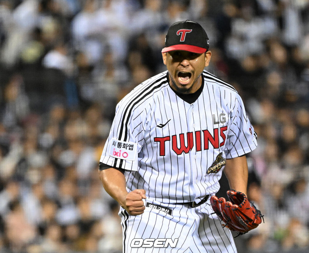 14일 오후 서울 잠실야구장에서 2026 신한 SOL KBO 와일드카드 결정 1차전 LG 트윈스와 두산 베어스의 경기가 열렸다.LG는 카를로스 카라스코, 두산은 곽빈이 선발로 나섰다.6회초 2사 1루에서 LG 카라스코가 두산 안재석을 외야플라이로 처리하고 환호하고 있다. 2026.10.14 /sunday@osen.co.kr