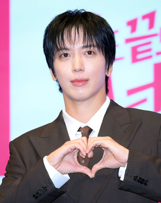 라이프타임 드라마 ‘밑도 끝도 없이, 너다’ 제작발표회가 19일 서울 구로구 디큐브시티 더세인트에서 열렸다.라이프타임 새 토일드라마 ‘밑도 끝도 없이, 너다’는 치명적 하자를 지닌 멜로장인 남자배우가 자신을 드라마 속 여주인공이라 믿는 수상한 여자와 만나면서 밑도 끝도 없이 시작된 전대미문의 예측불가 발칙 로맨스다. 변상순 작가가 집필하고 ‘선재 업고 튀어’를 연출한 윤종호 감독과 이승훈 감독이 연출을 맡았다.배우 정용화가 포즈를 취하고 있다. 2026.10.19 /cej@osen.co.kr