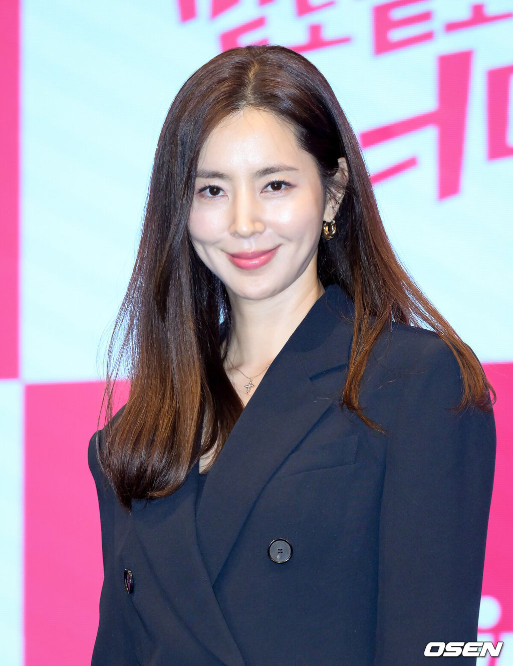 라이프타임 드라마 ‘밑도 끝도 없이, 너다’ 제작발표회가 19일 서울 구로구 디큐브시티 더세인트에서 열렸다.라이프타임 새 토일드라마 ‘밑도 끝도 없이, 너다’는 치명적 하자를 지닌 멜로장인 남자배우가 자신을 드라마 속 여주인공이라 믿는 수상한 여자와 만나면서 밑도 끝도 없이 시작된 전대미문의 예측불가 발칙 로맨스다. 변상순 작가가 집필하고 ‘선재 업고 튀어’를 연출한 윤종호 감독과 이승훈 감독이 연출을 맡았다.배우 한채아가 포즈를 취하고 있다. 2026.10.19 /cej@osen.co.kr
