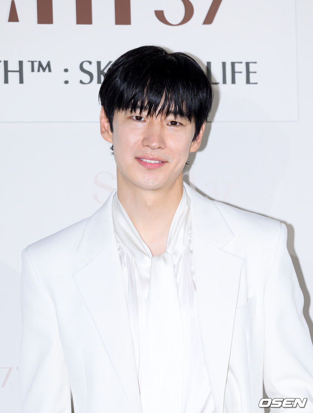13일 오후 서울 페즈 한남에서 생활건강 브랜드의 포토콜 이벤트가 열렸다.이날 행사에는 이제훈, 원지안, 트와이스 다현, 황민현이 참석해 자리를 빛냈다.배우 이제훈이 포토타임을 가지고 있다. 2026.10.13 /sunday@osen.co.kr